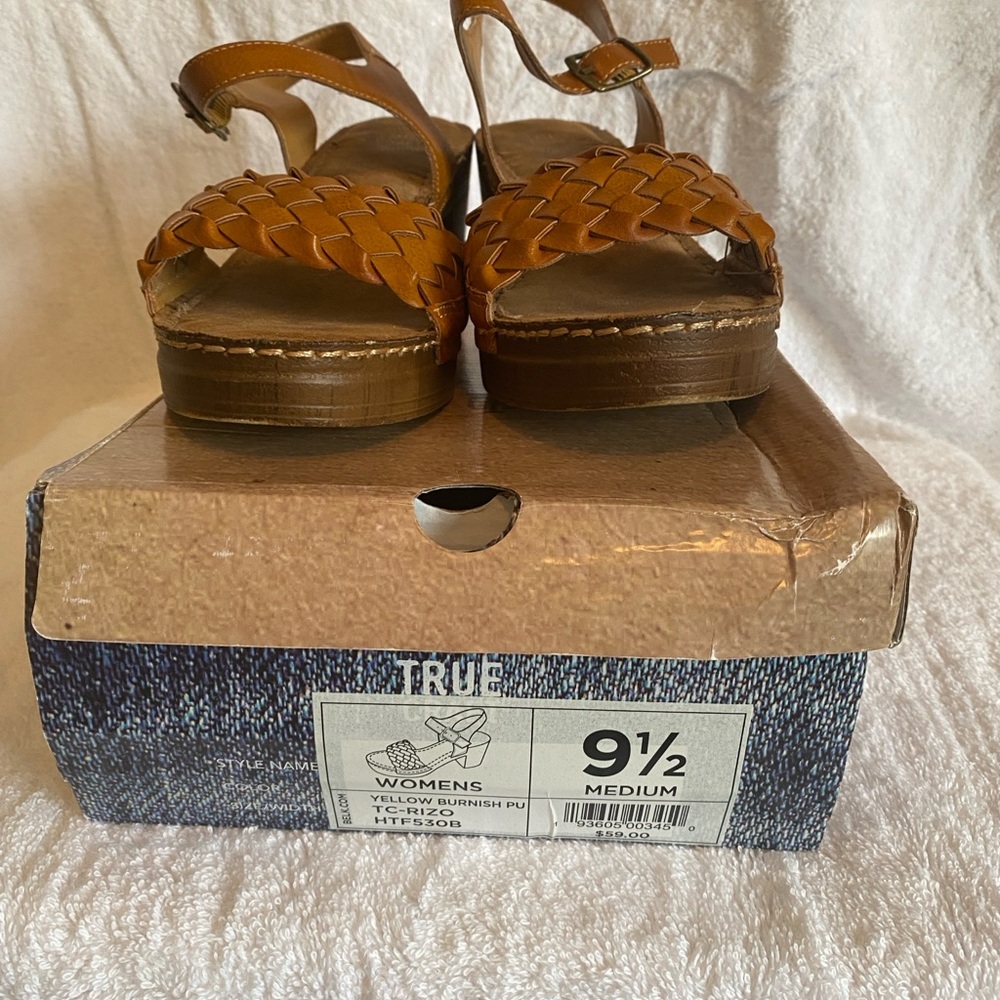 True Craft Women's Tan Sandals